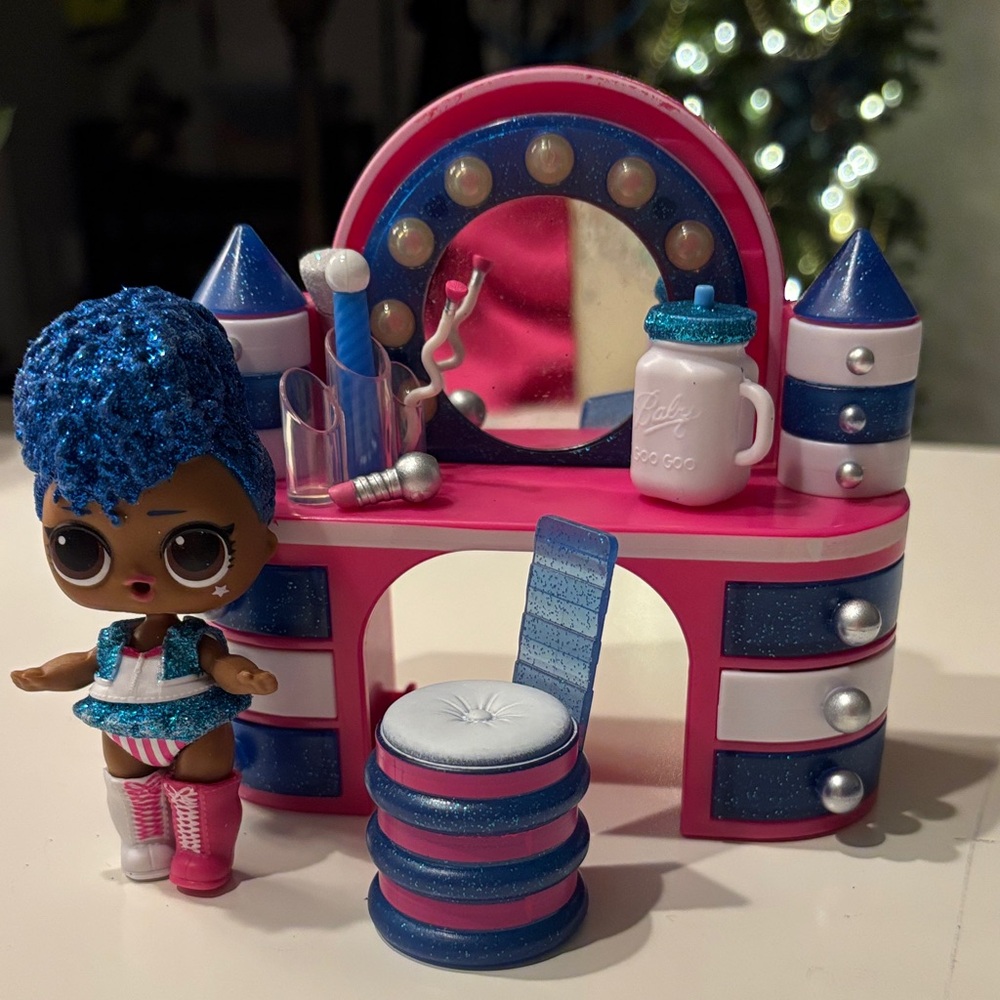 LOL! Surprise. Backstage Independent Queen doll and Vanity Set